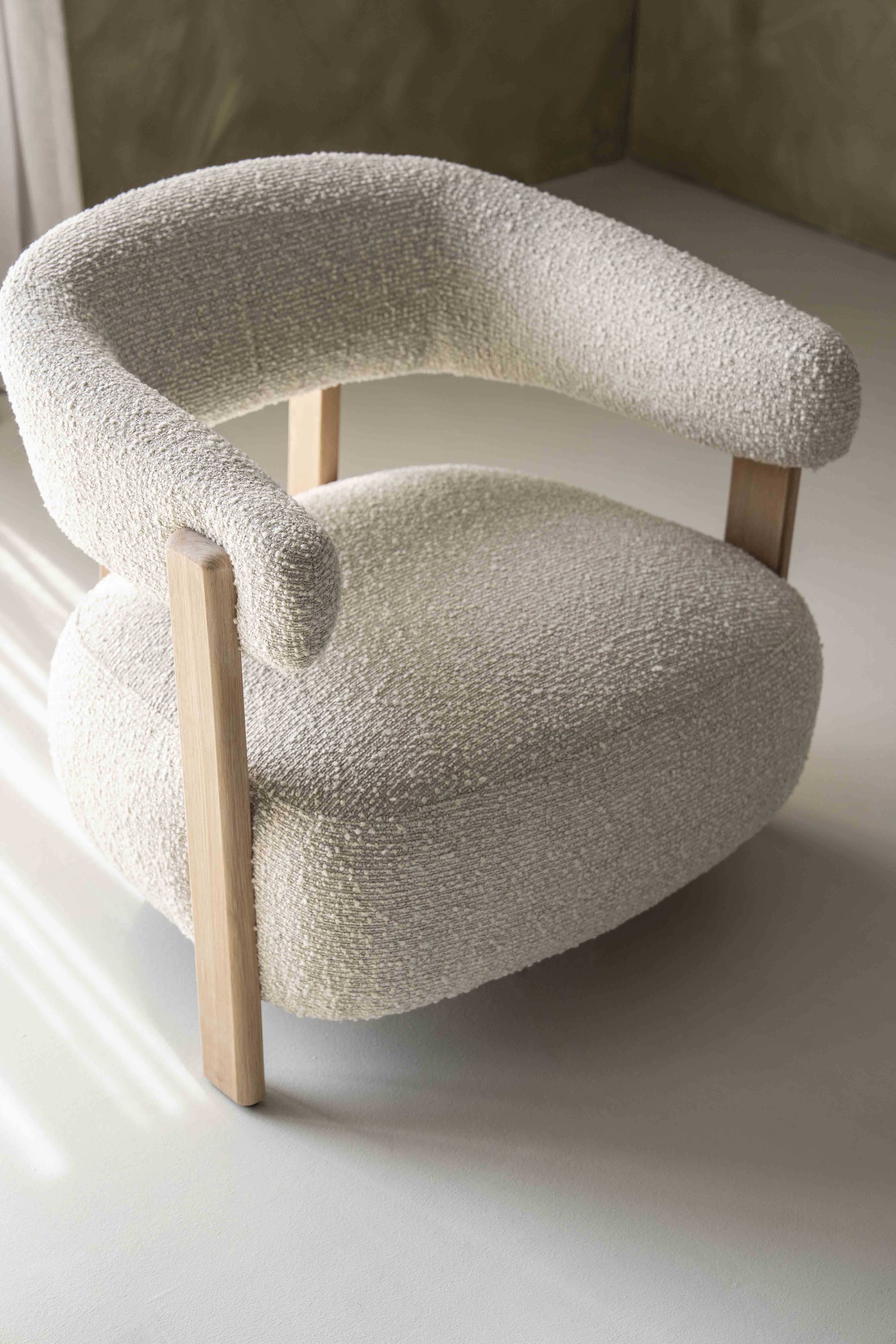 Lola lenestol i beigefarget boucle med ben i lys eik.