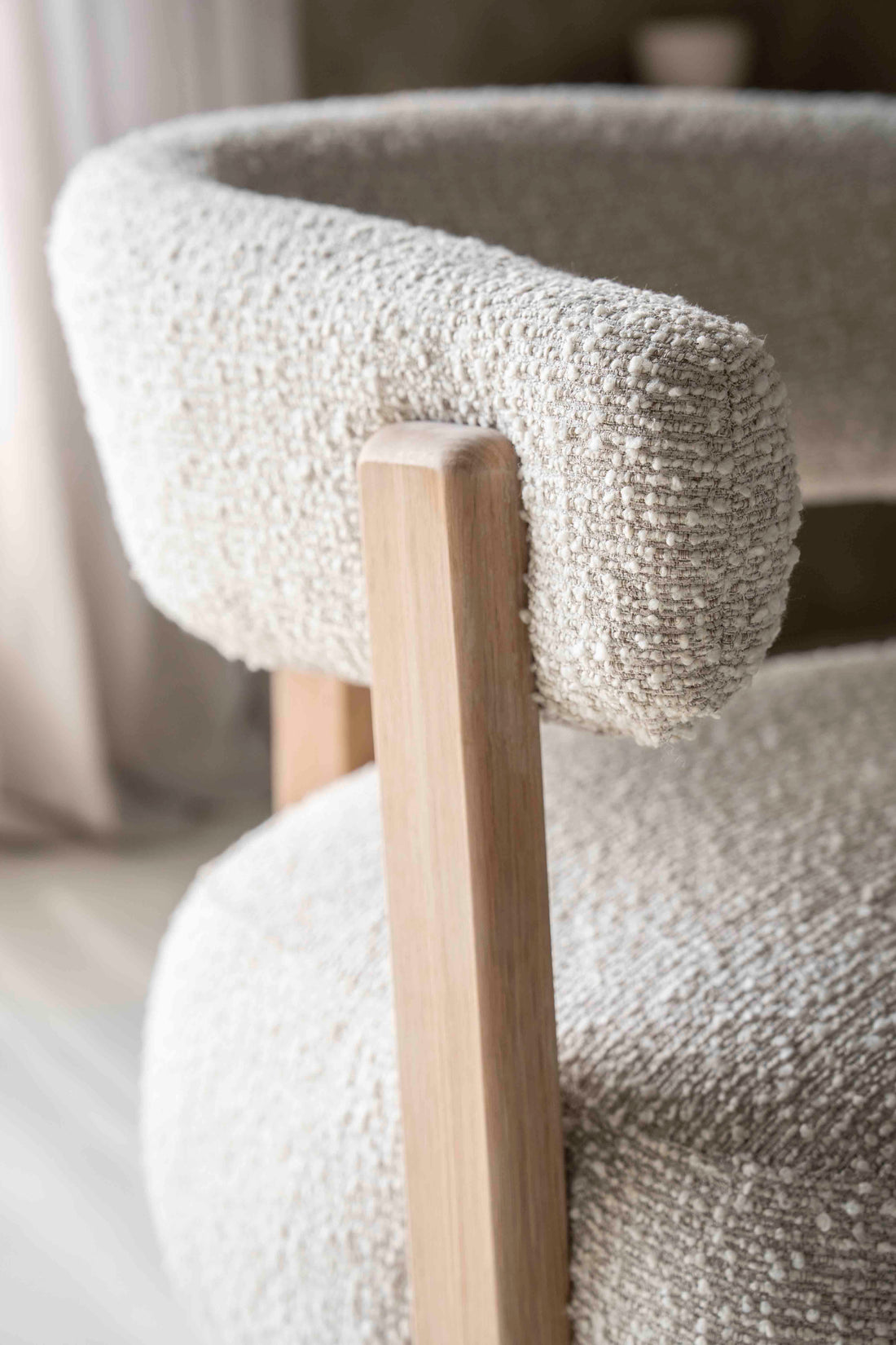 Lola lenestol i beigefarget boucle med ben i lys eik.