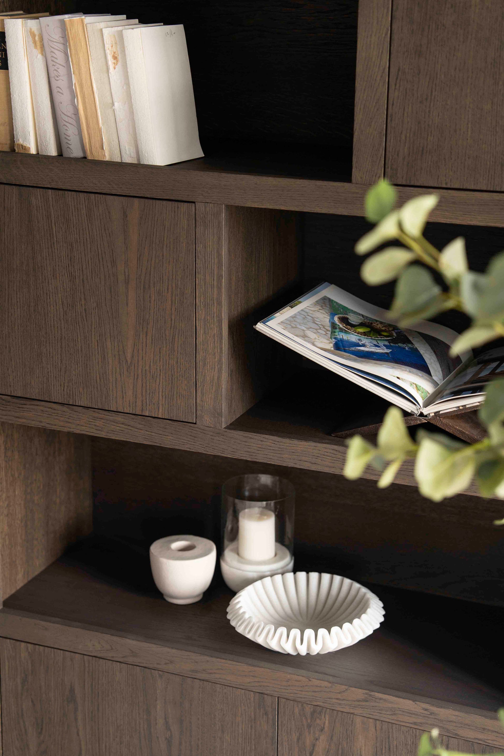 Helsinki bokhylle med skuffer og dører, mørk eik. Detalsjebilde