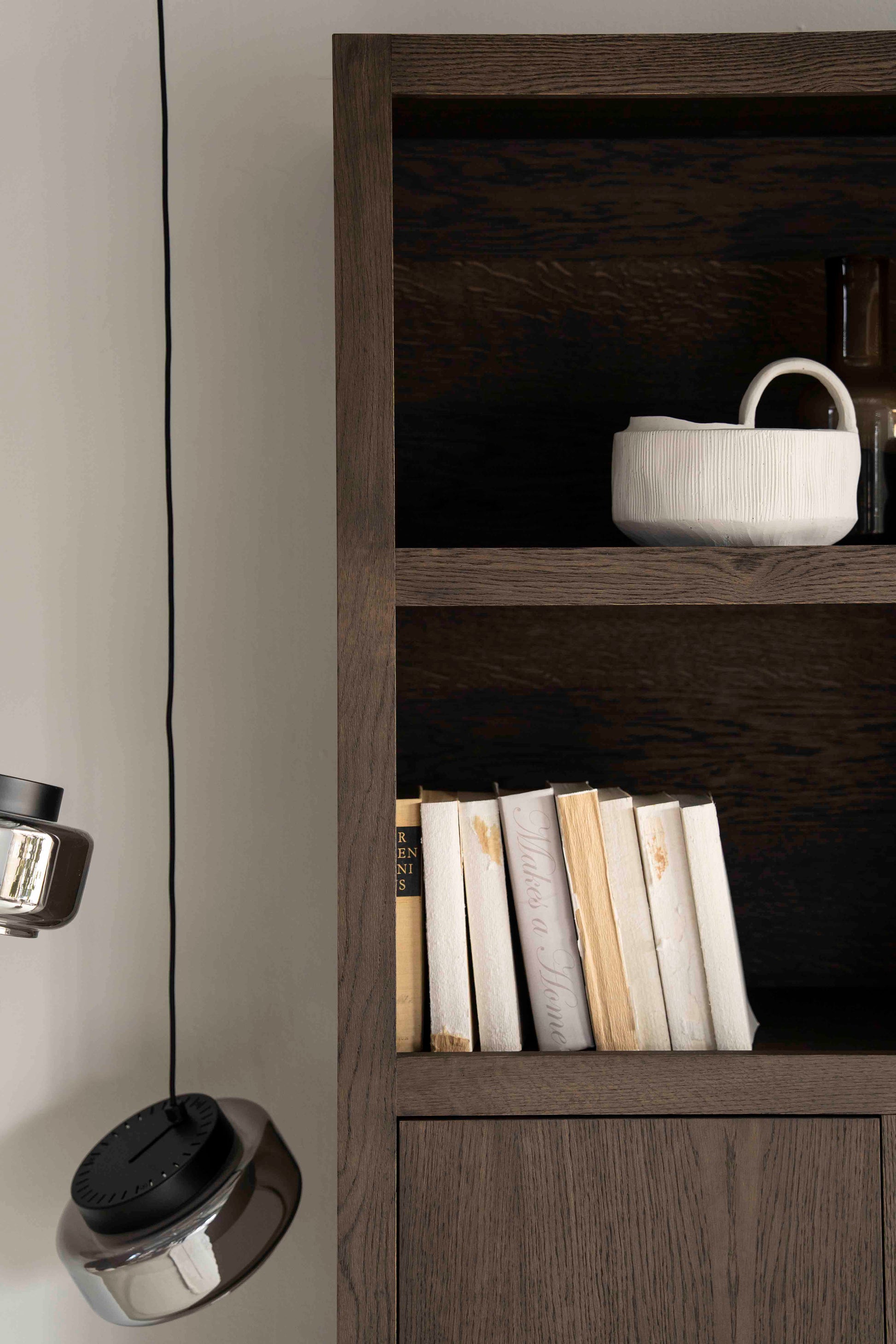 Helsinki bokhylle med skuffer og dører, mørk eik