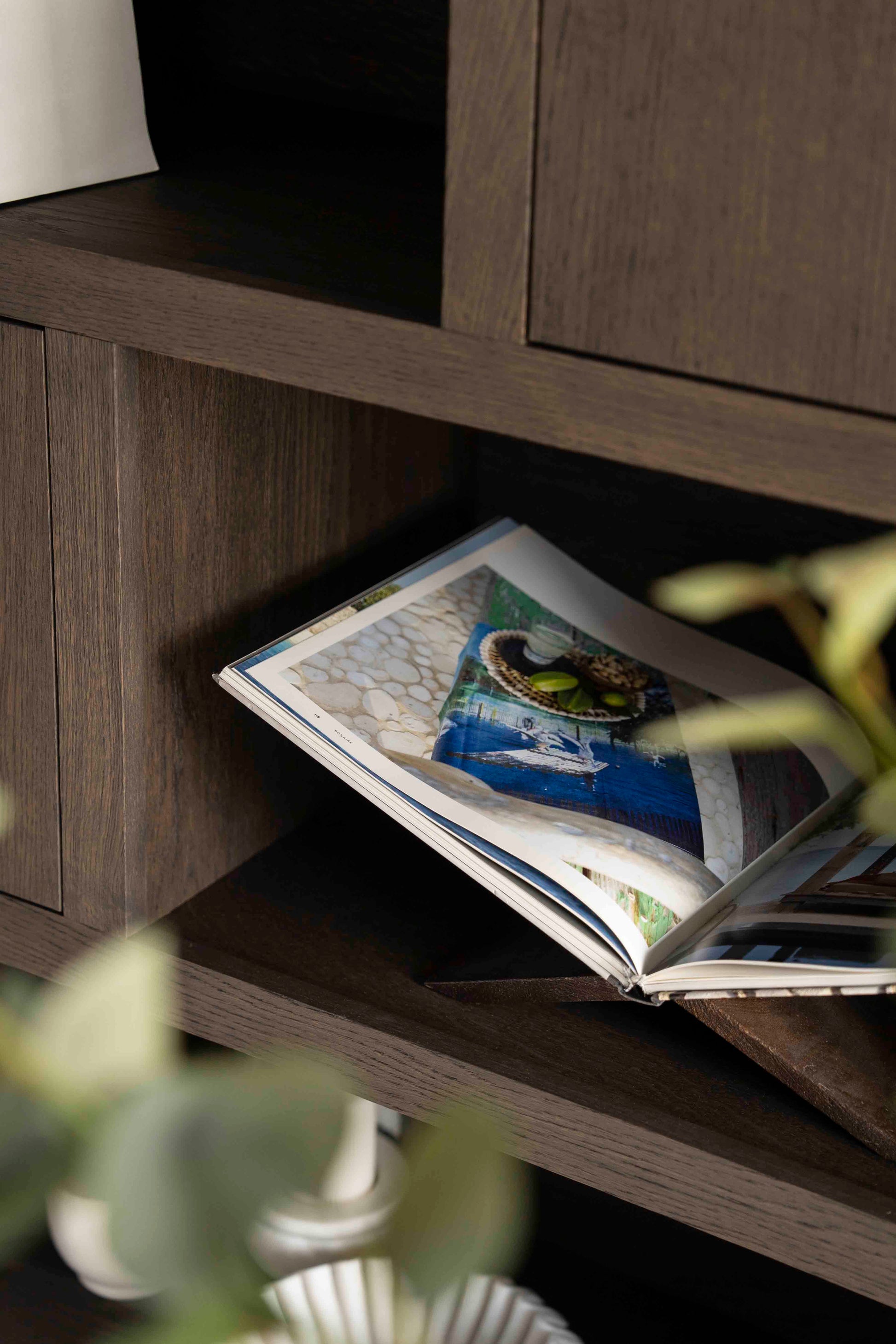 Helsinki bokhylle med skuffer og dører, mørk eik