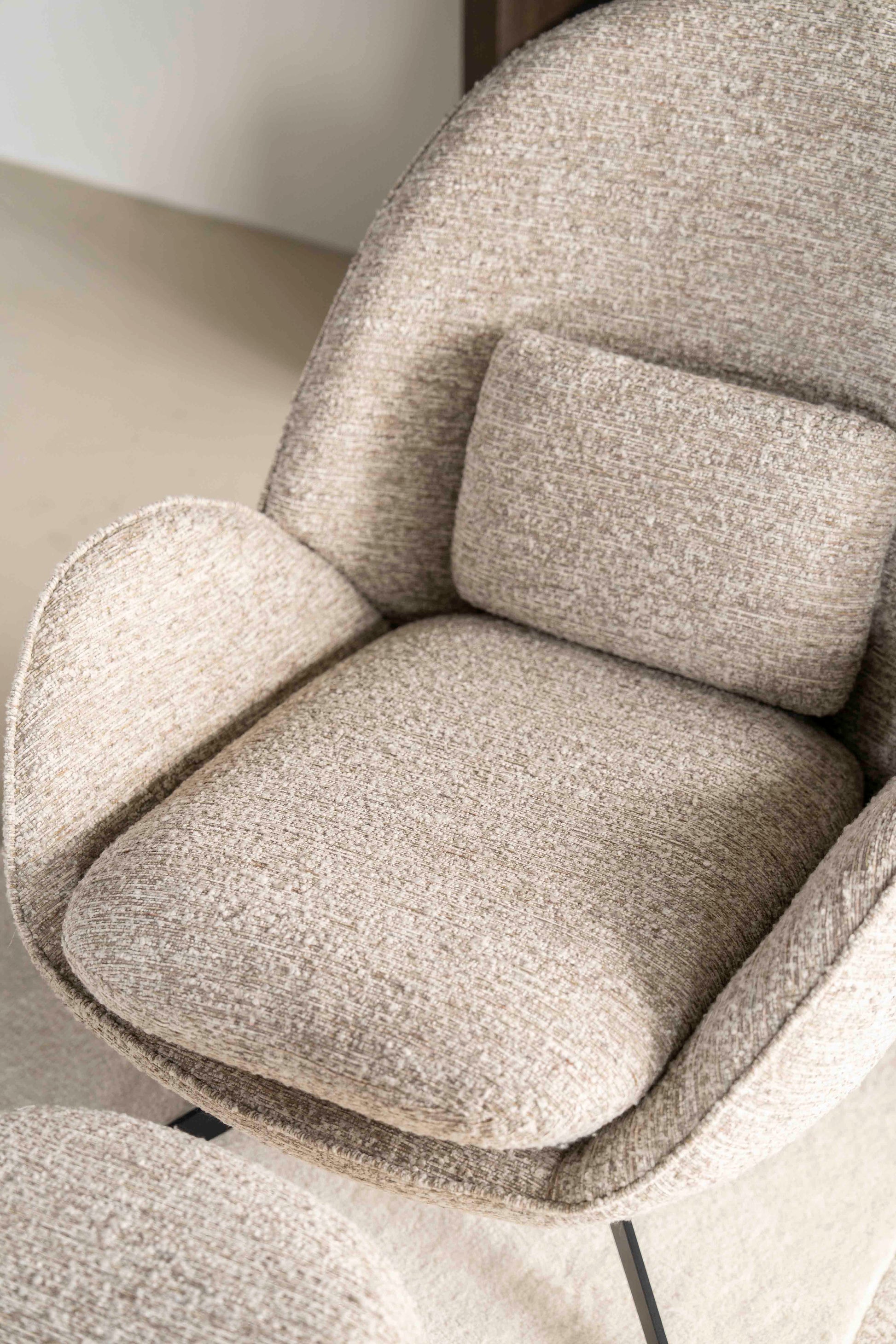 Ryan loungestol med puff i beige tekstil