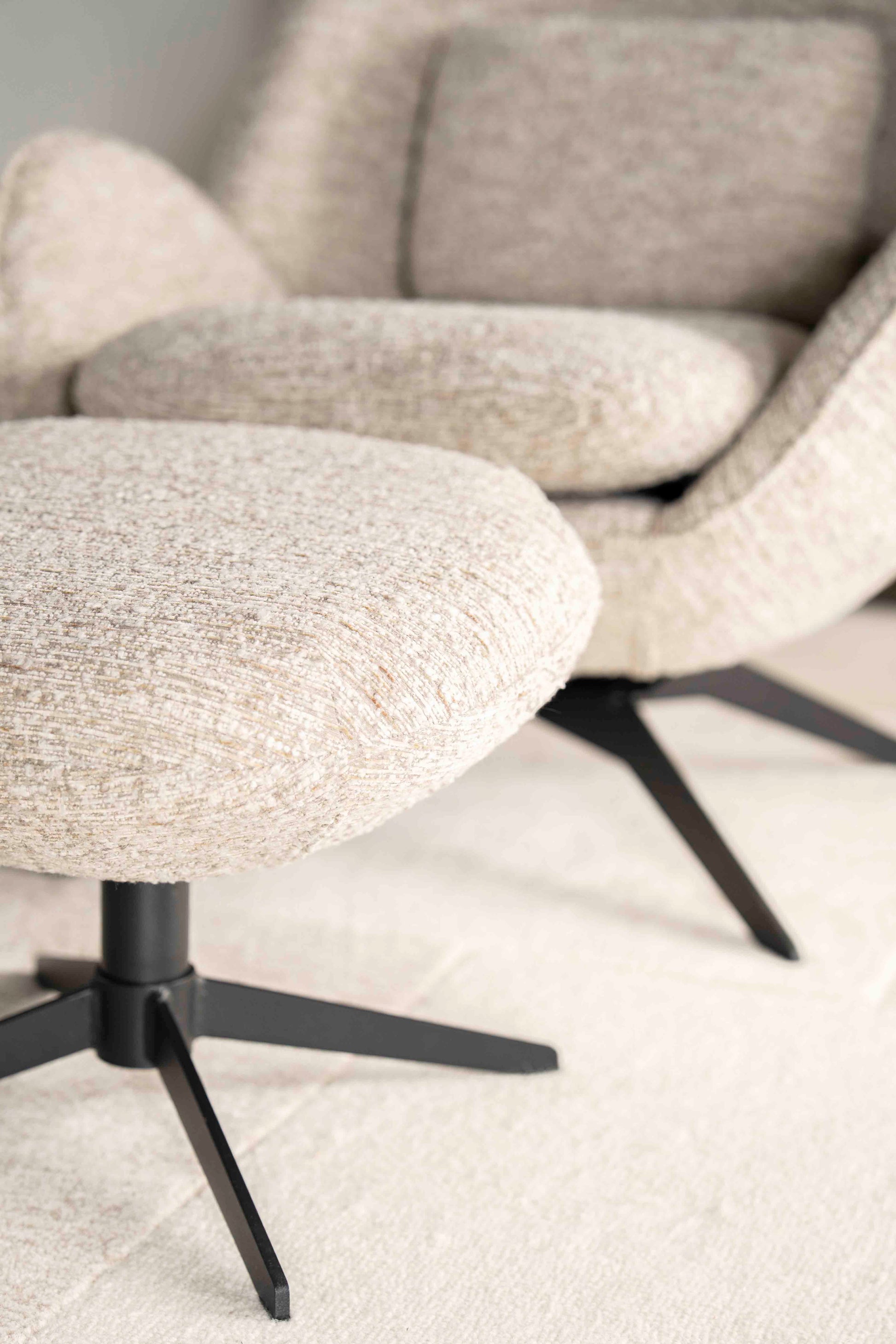 Ryan loungestol med puff i beige tekstil og svart metallfot