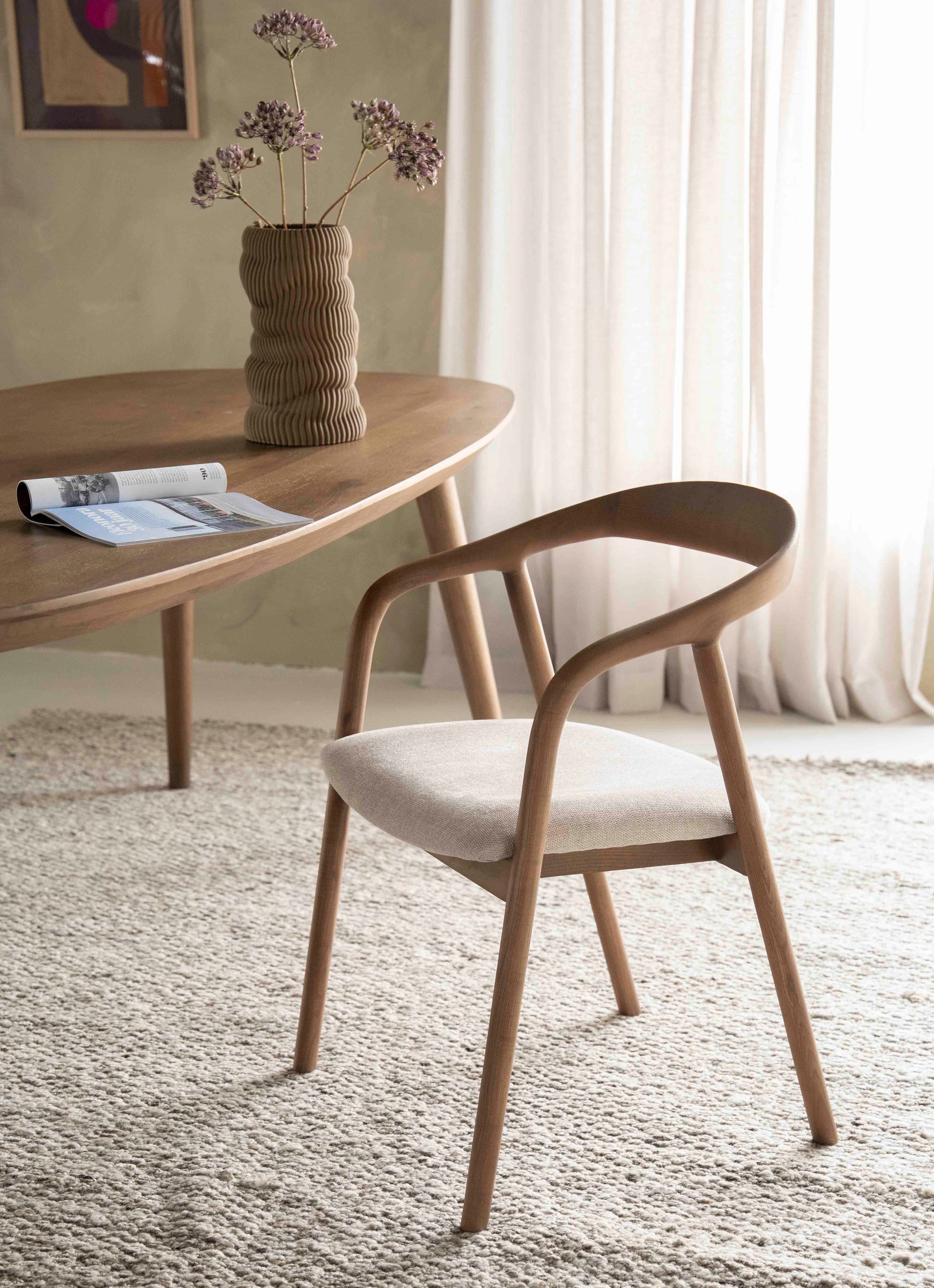 Spisestol i heltre med linpute. Spisebord i heltre.