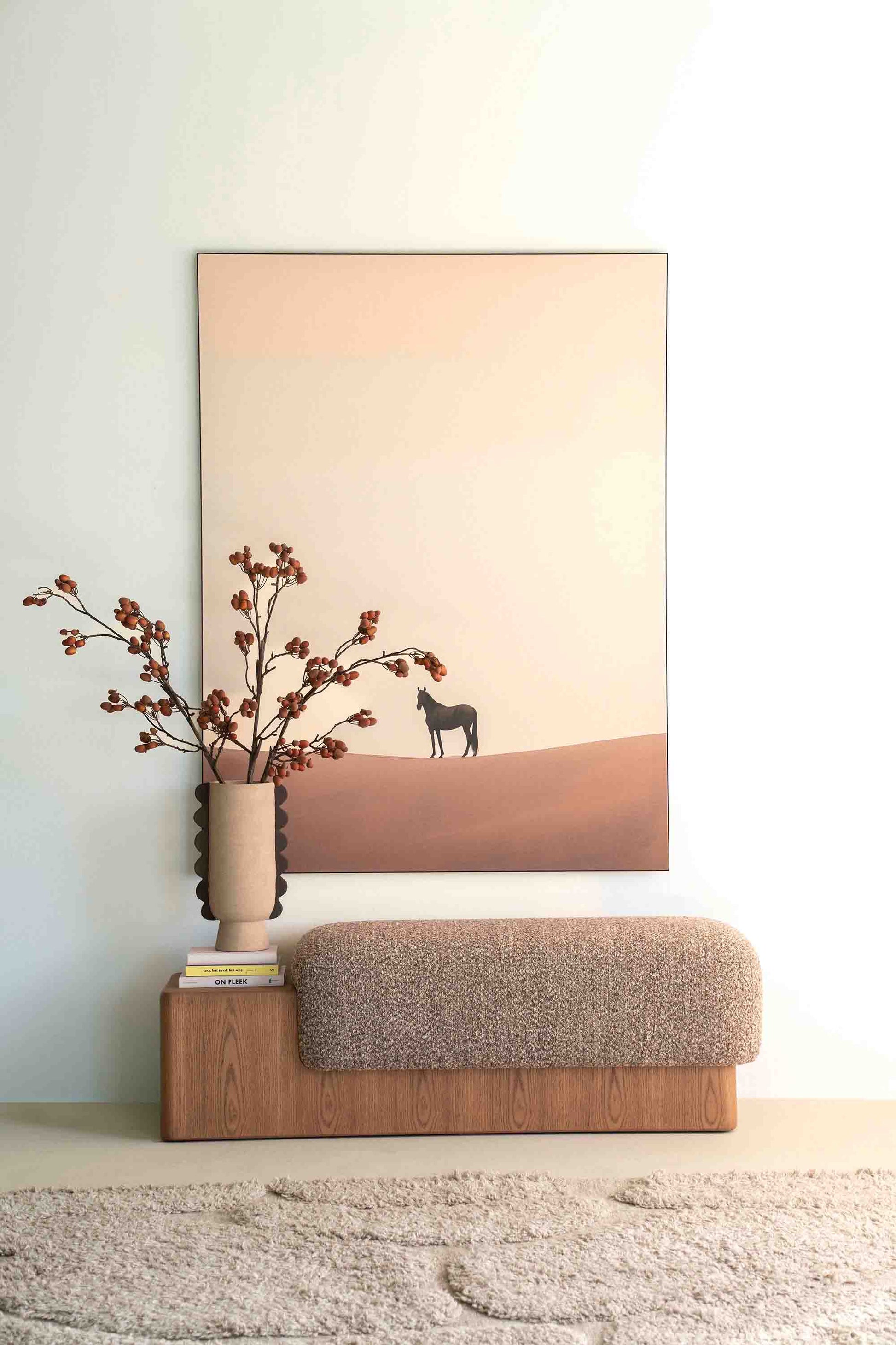 Sittebenk med solid tresokkel og sittepute i beige stoff.