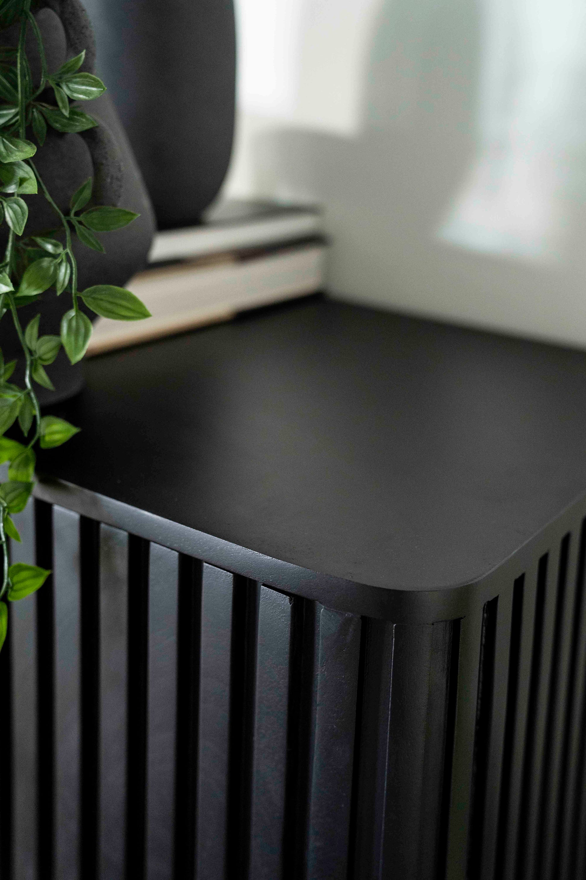 Remi skap i svart mangotre og metallben.