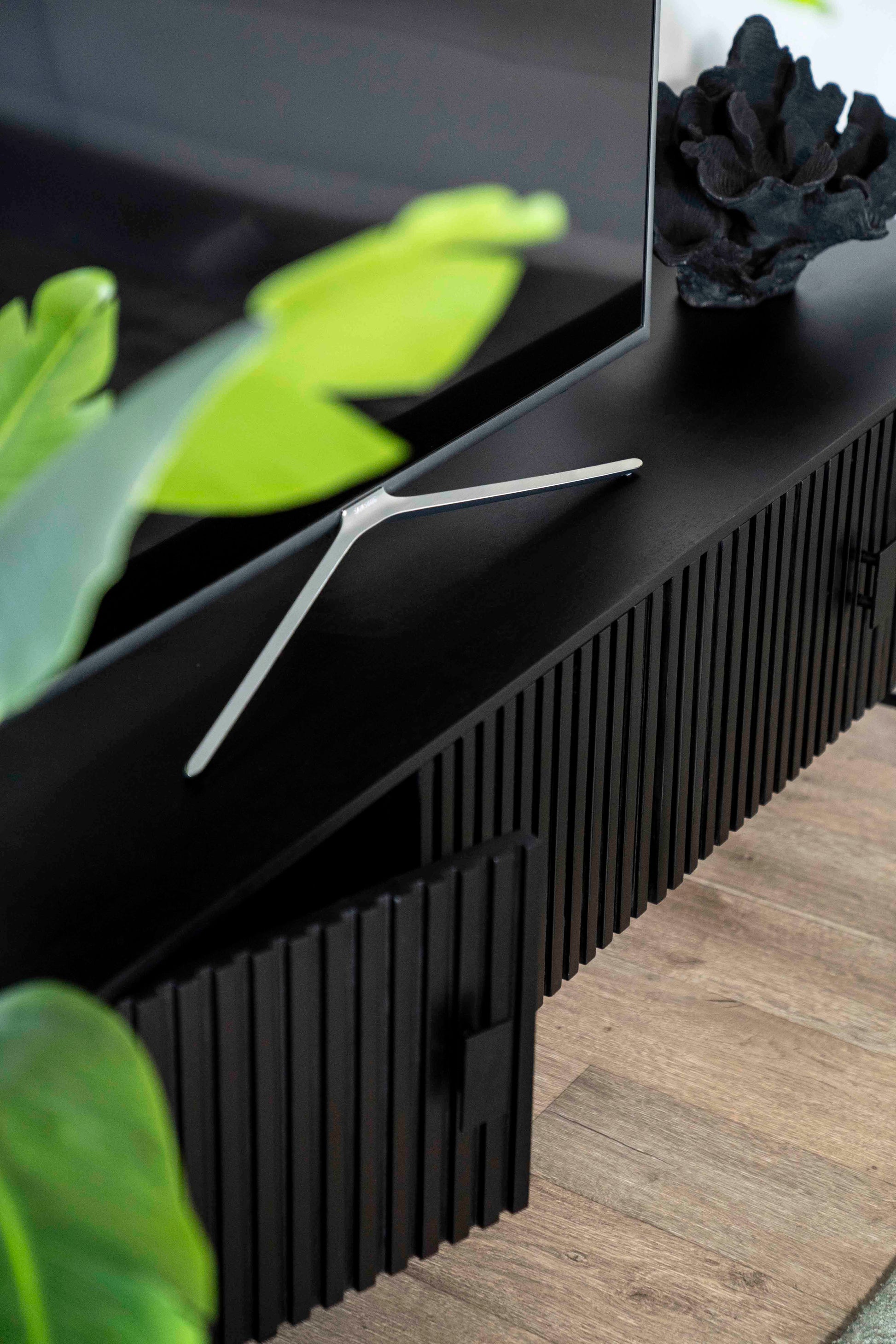 Skjenk i svart mangotre. Ben og knotter i svart metall.