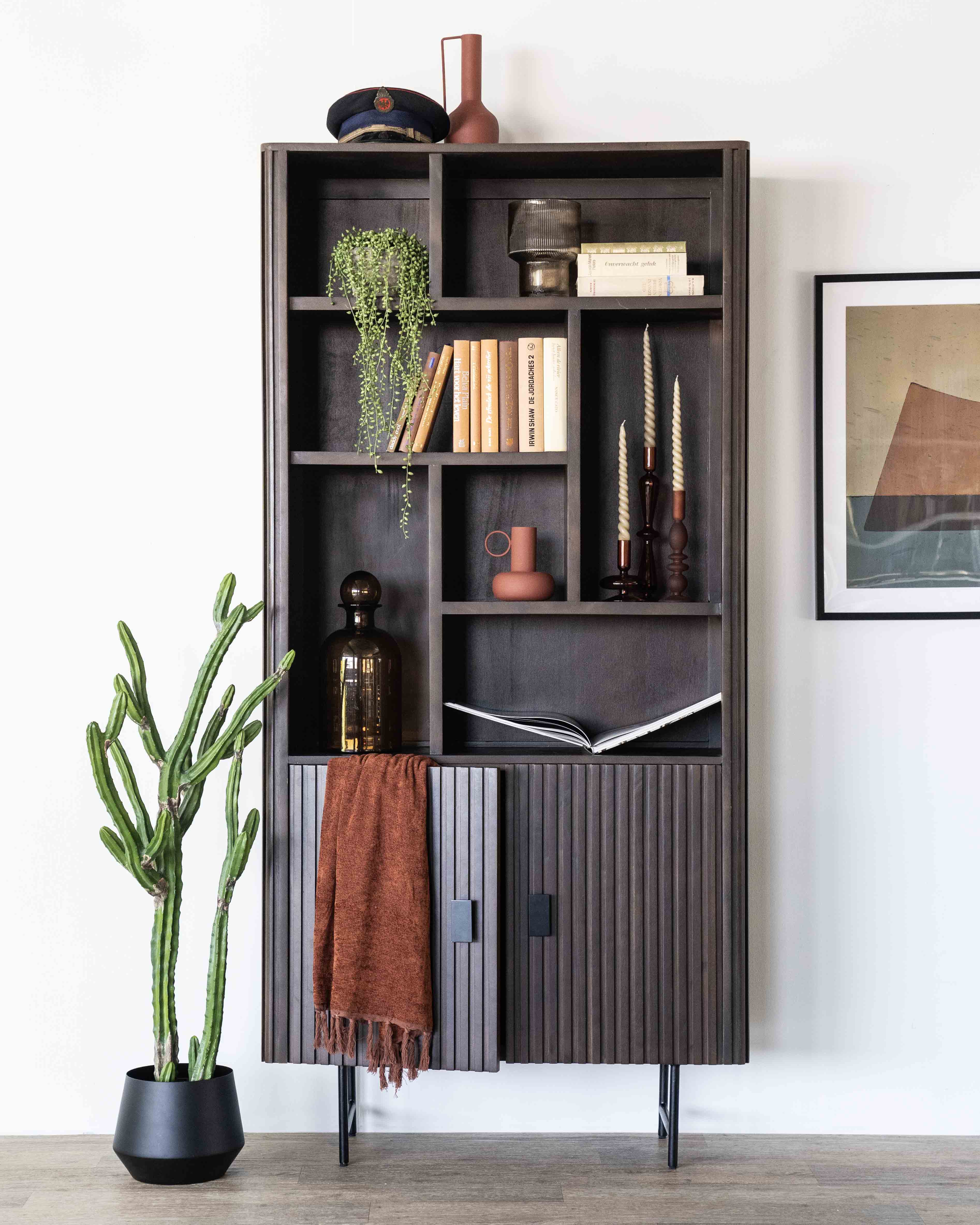 Remi bokhylle med dører. Brunt mangotre