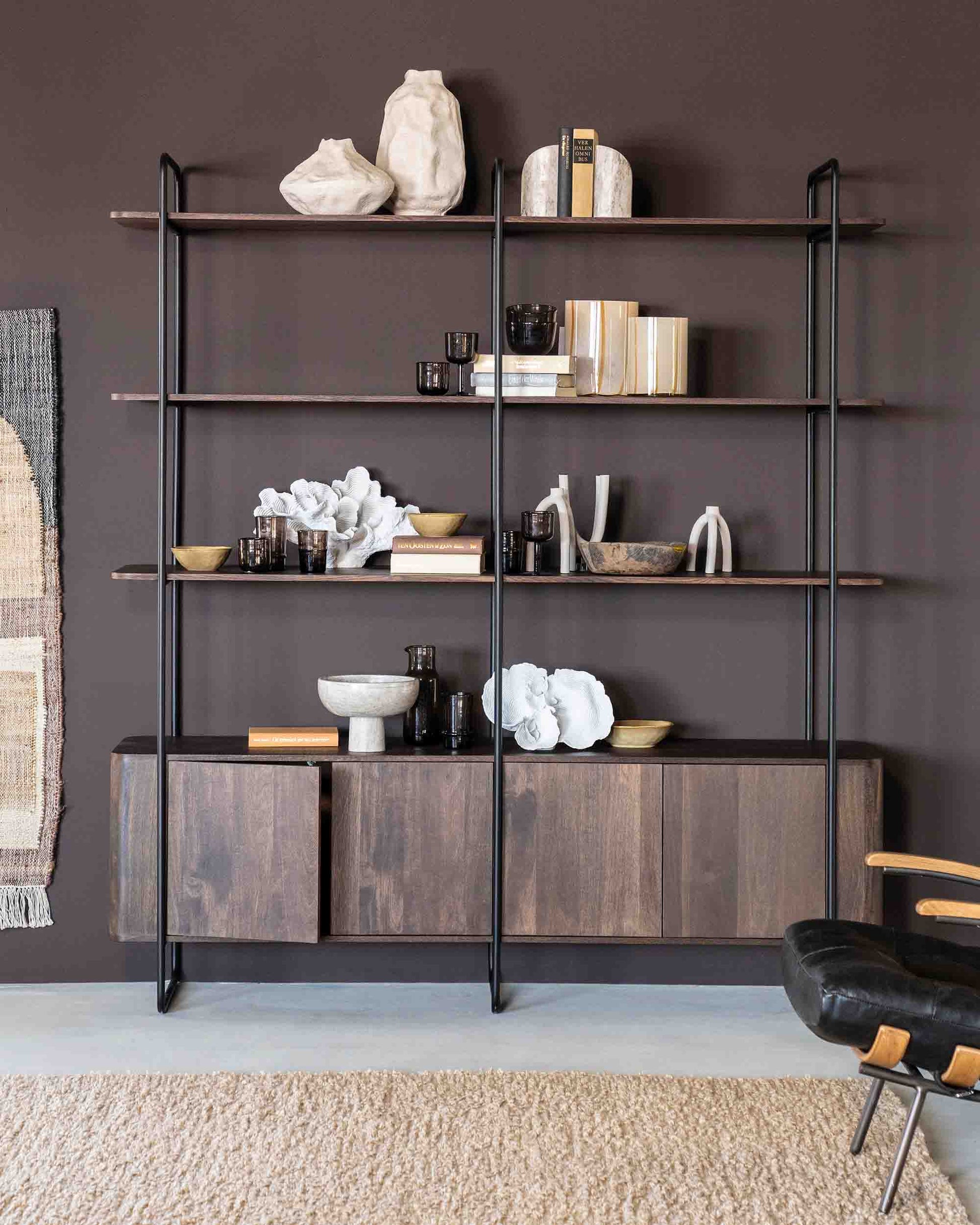 James bokhylle i mangotre og metall.