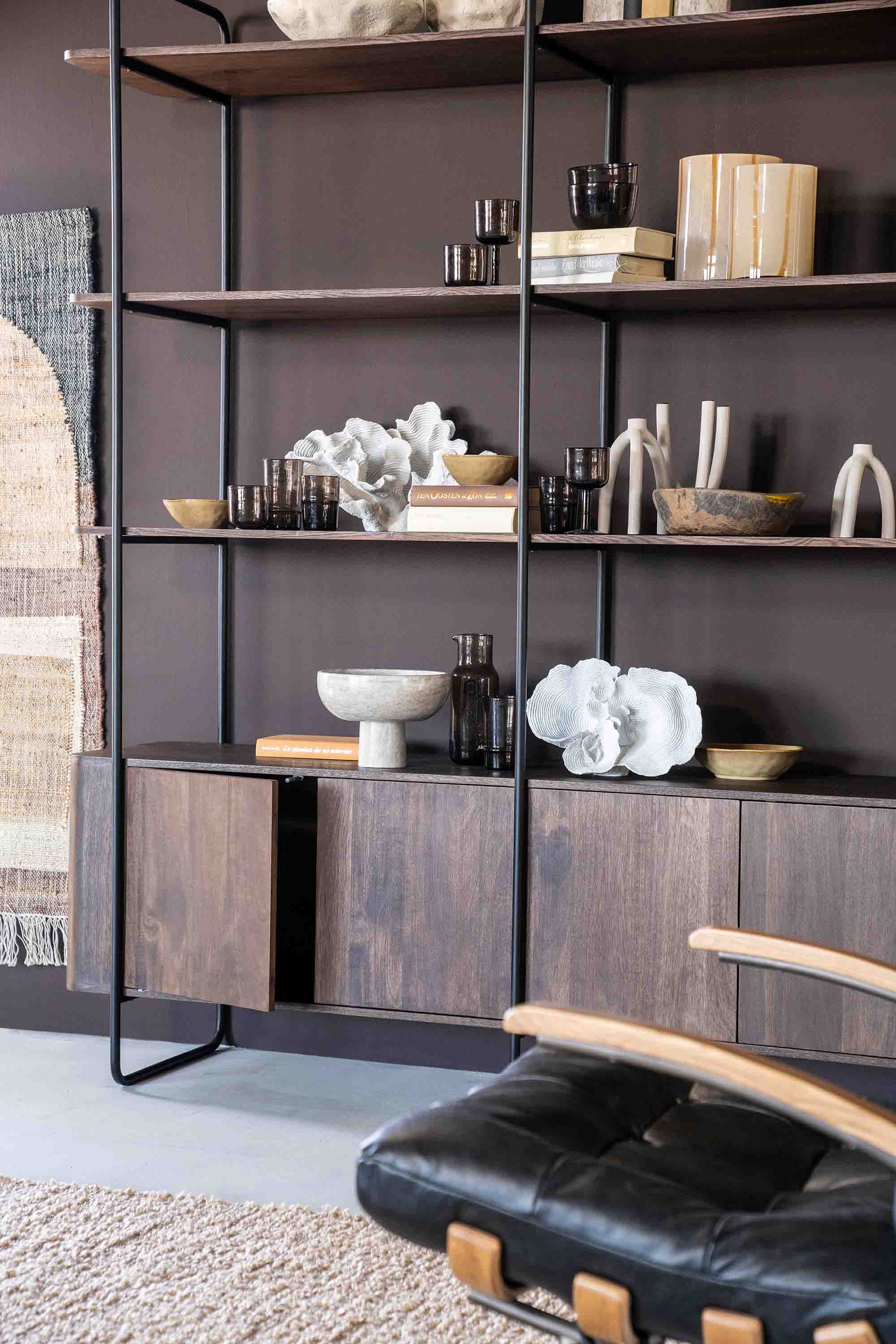 James bokhylle i mangotre og metall.