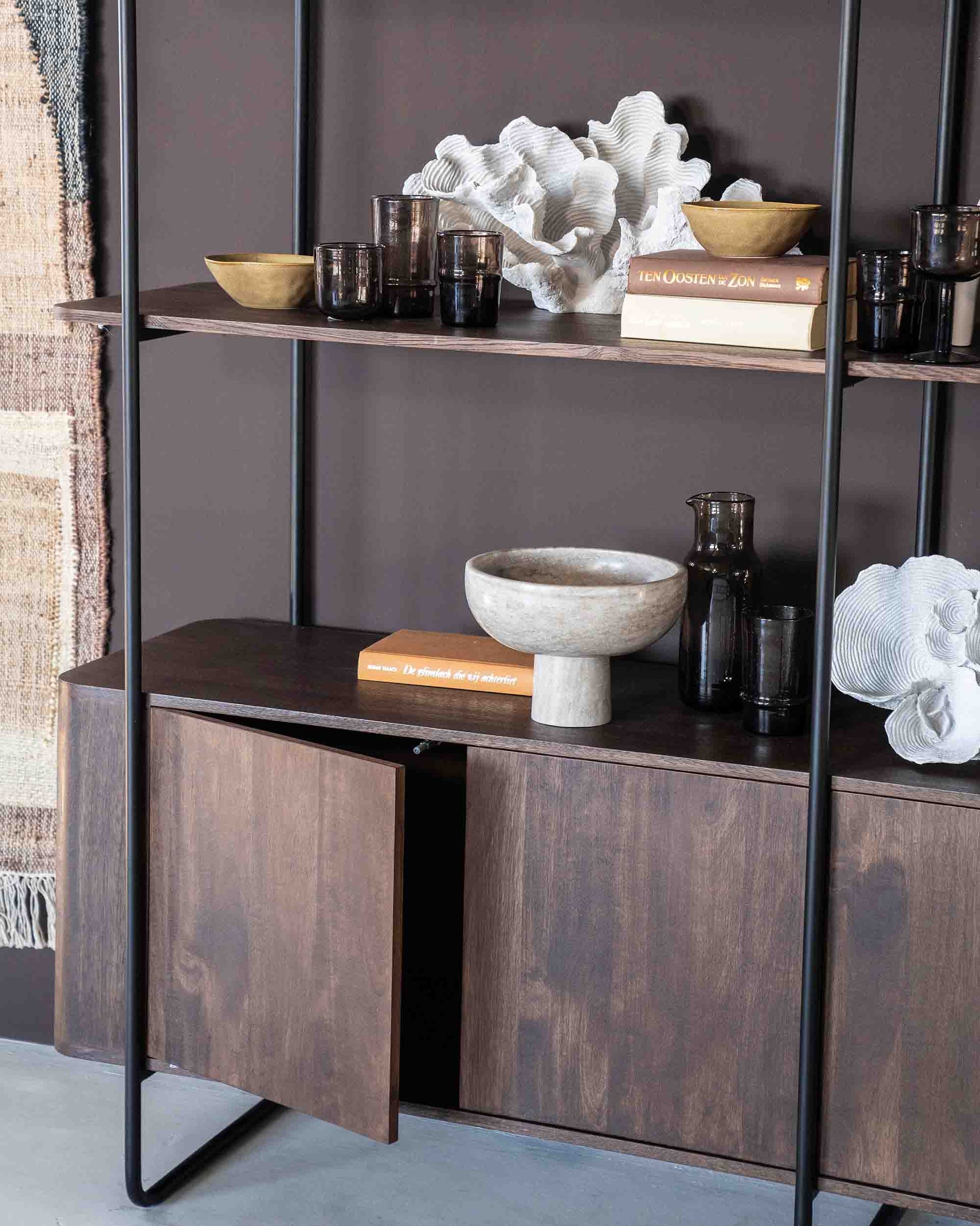 James bokhylle i mangotre og metall.