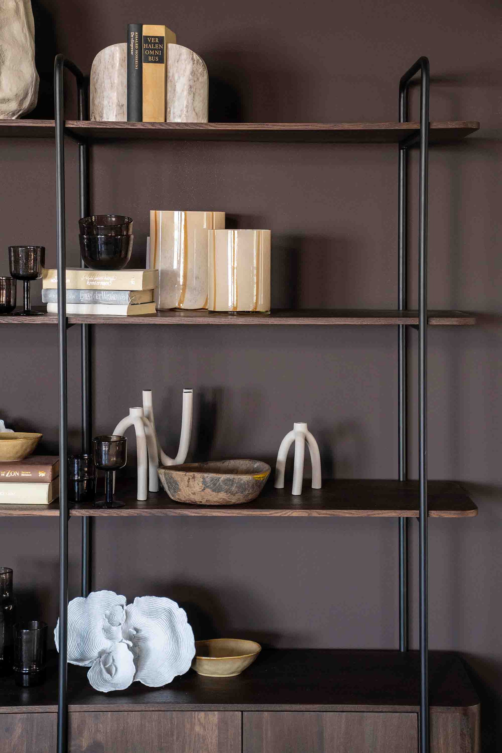 James bokhylle i mangotre og metall.