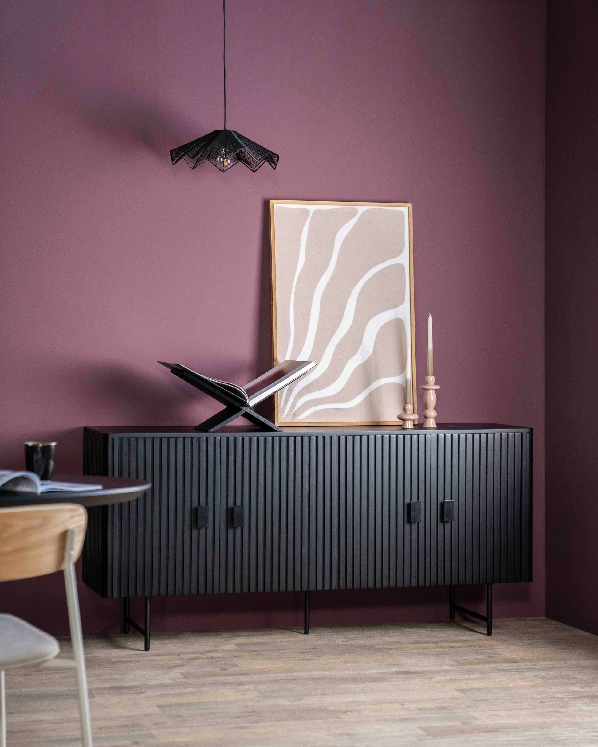 Skjenk i svart mangotre. Ben og knotter i svart metall.