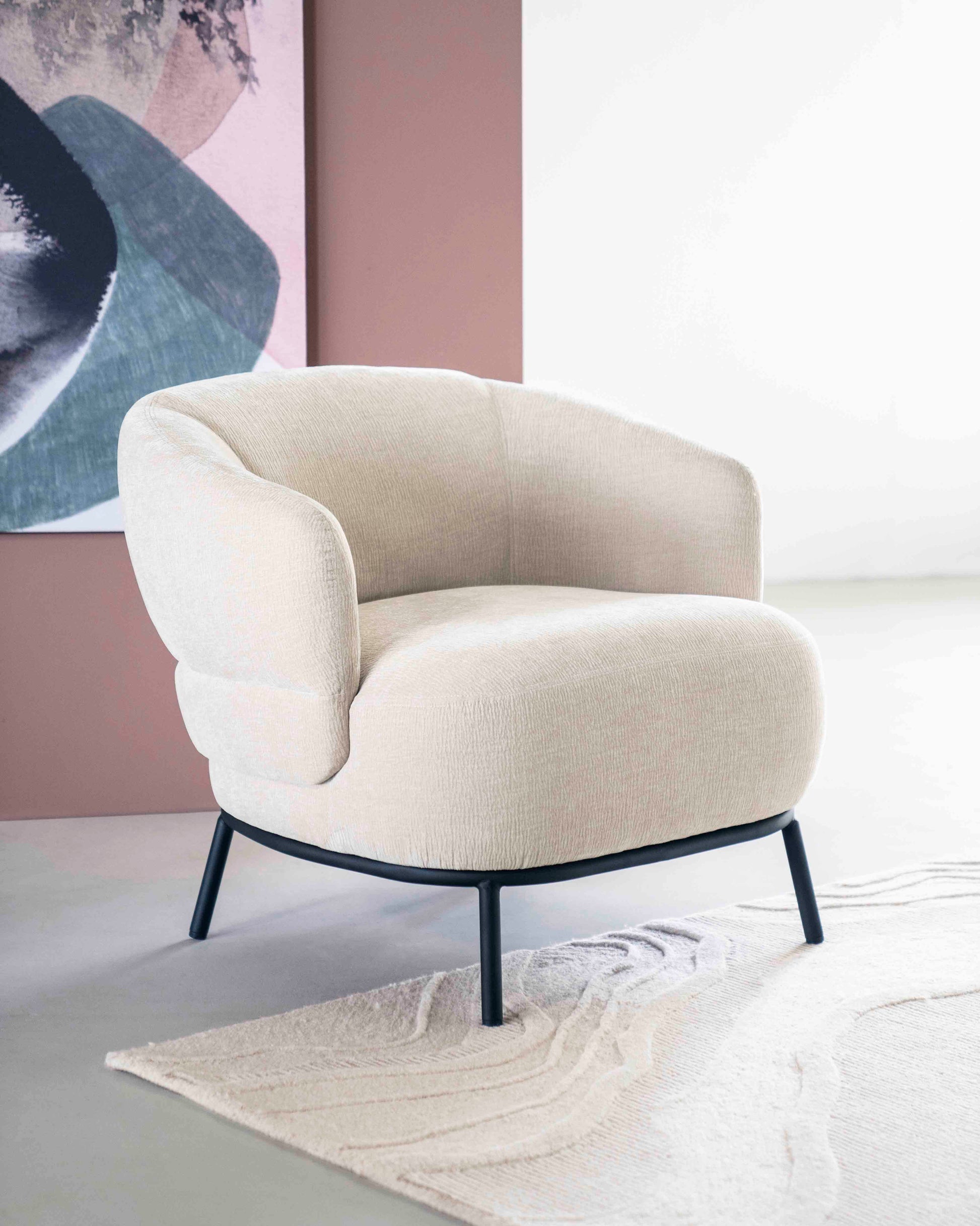 David lysbeige lenestiol med metallben. Loungestol / Lounge chair