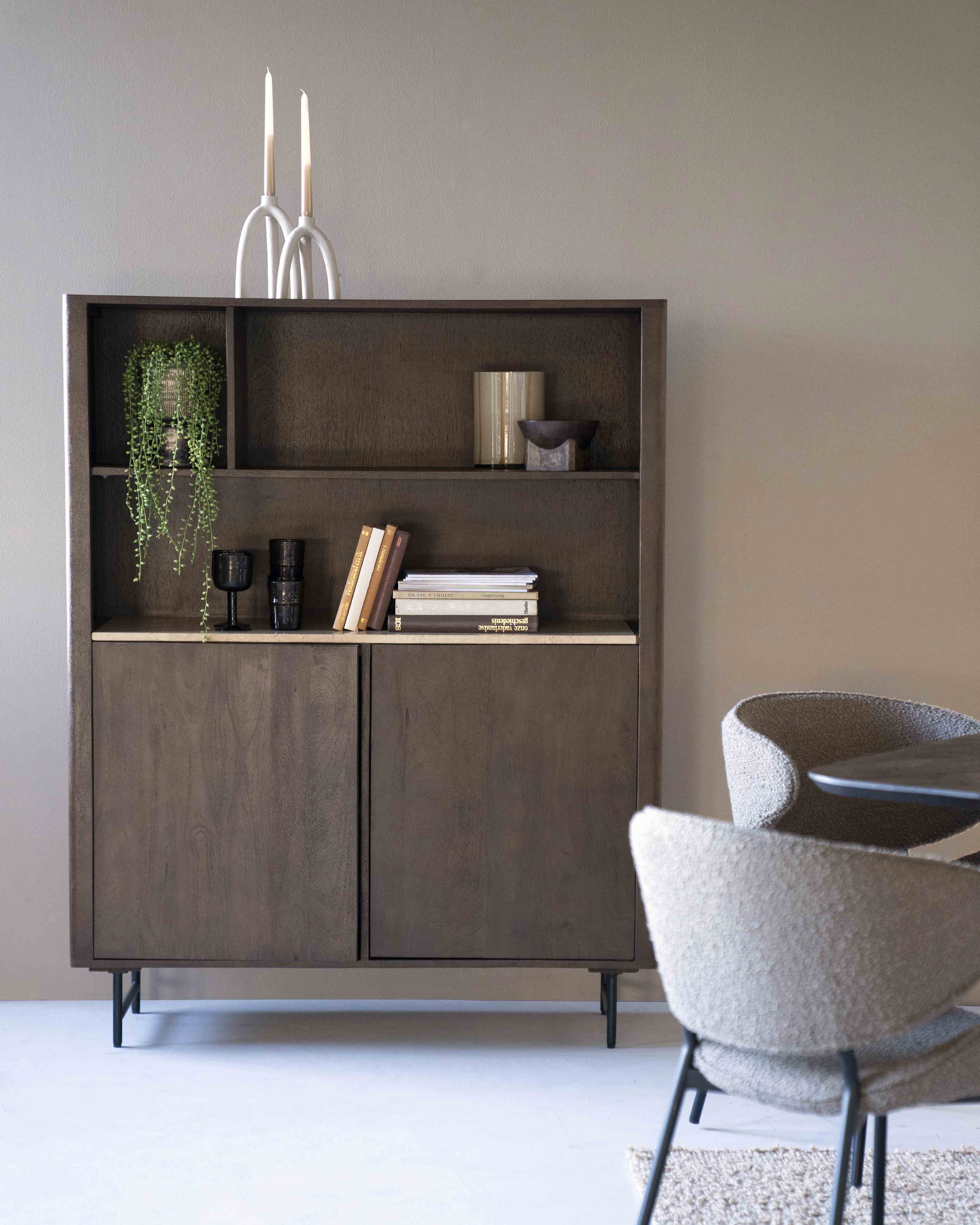 Lio Bokhylle i brunt mangotre og travertin