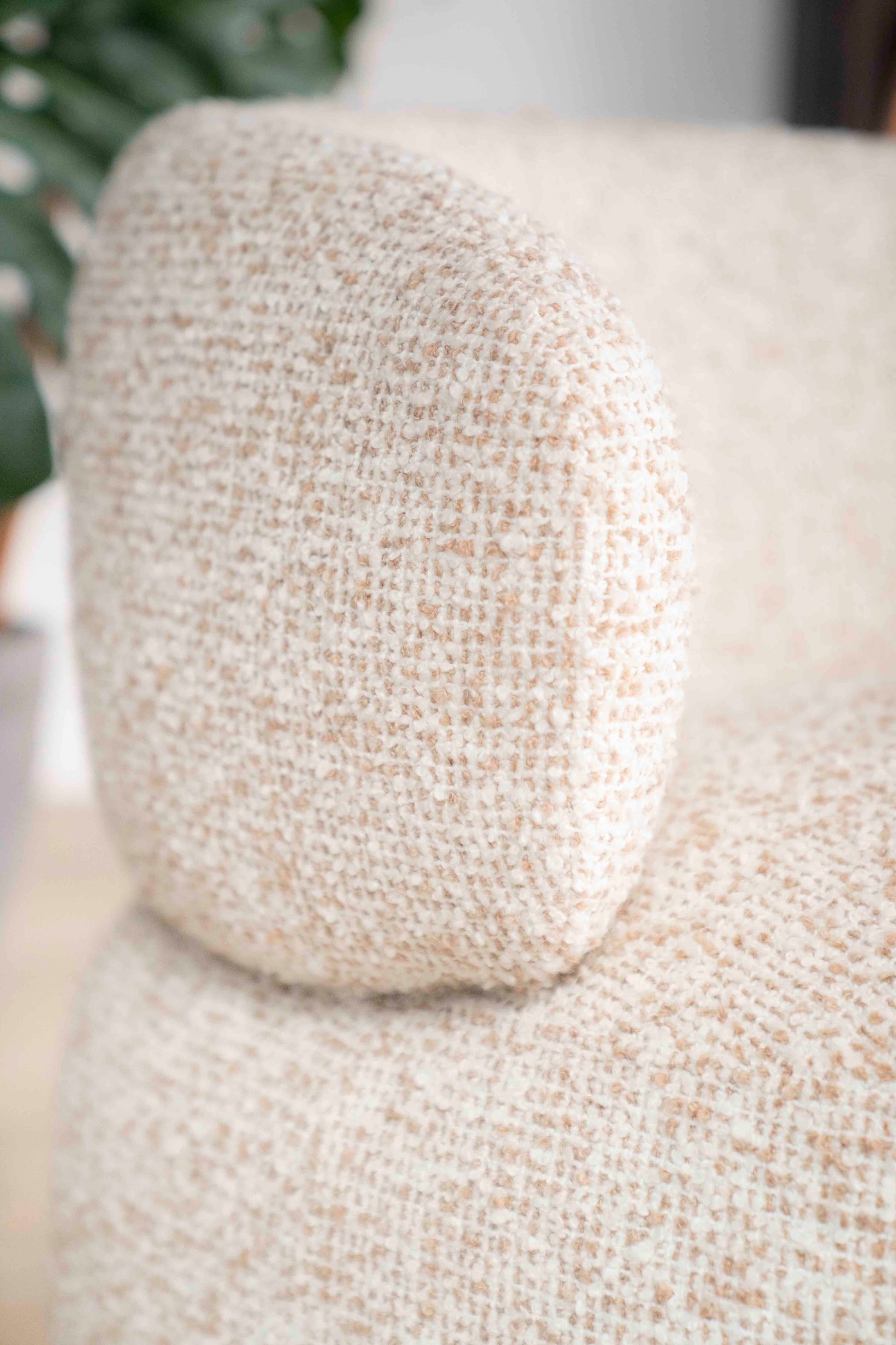 Maeve Loungestol, Beige Maywood. Myk, rund lenestol. Lounge chair