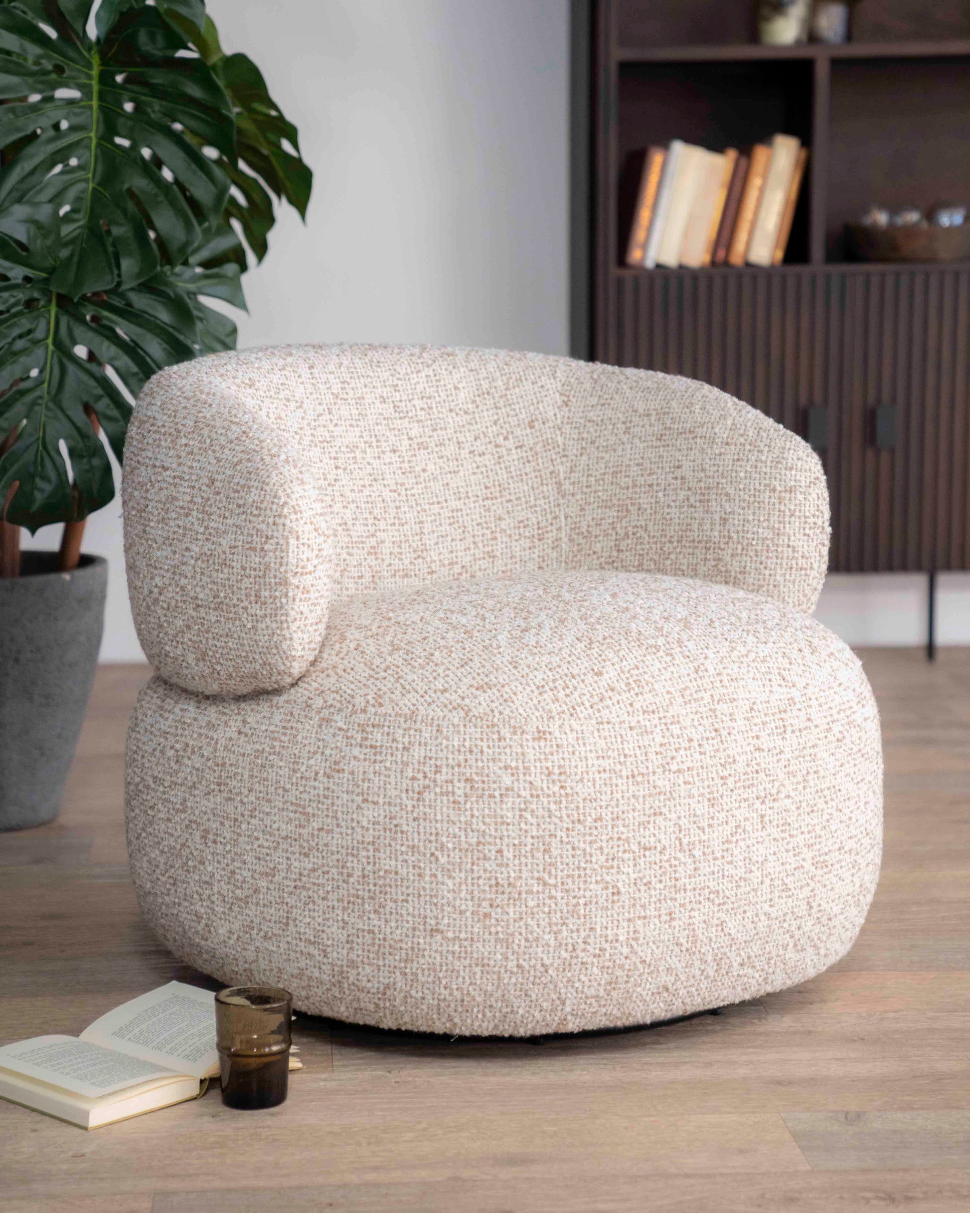Maeve Loungestol, Beige Maywood. Myk, rund lenestol. Lounge chair