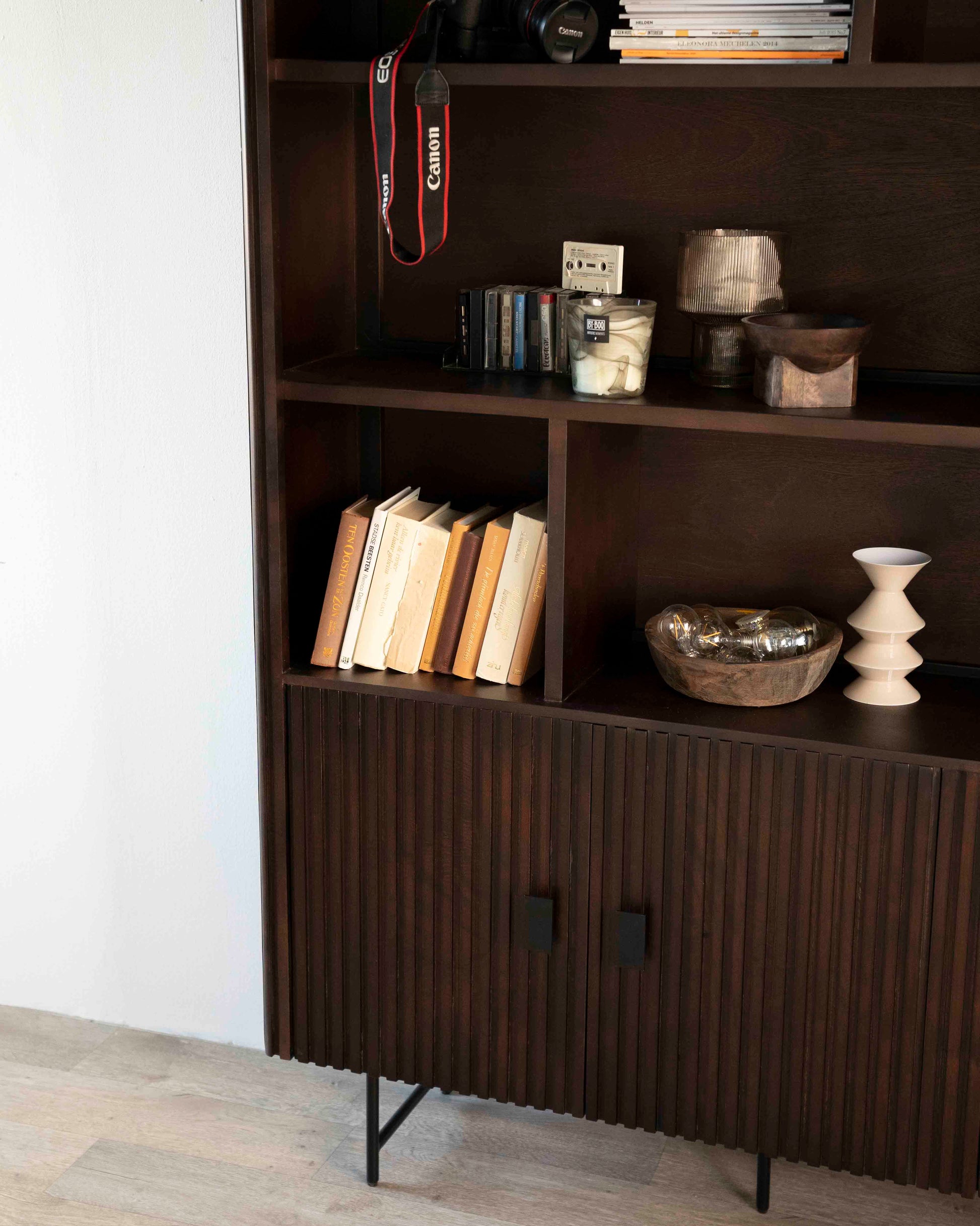 Remi Bokhylle med dører. Brunt mangotre.