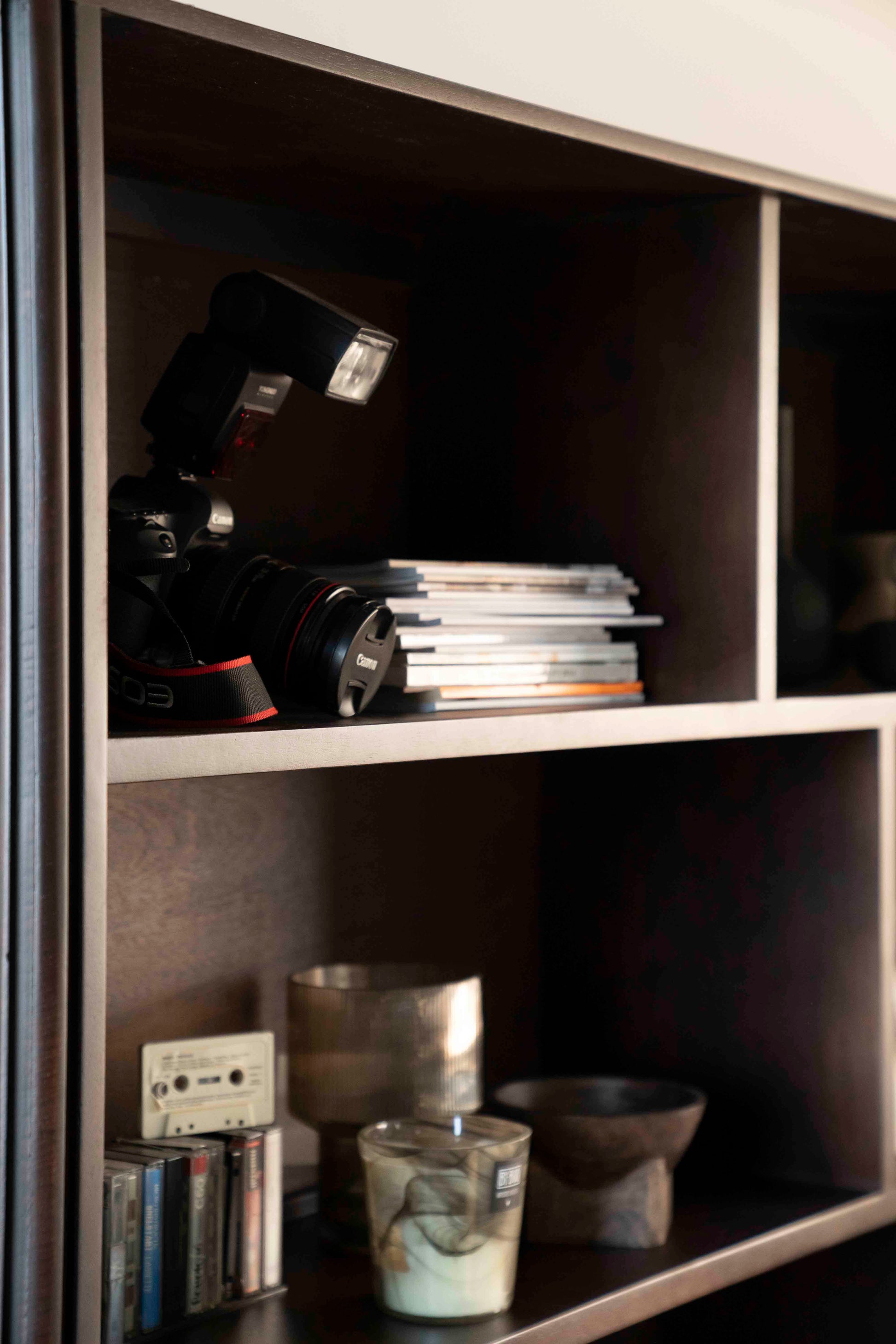 Remi Bokhylle med dører. Brunt mangotre.