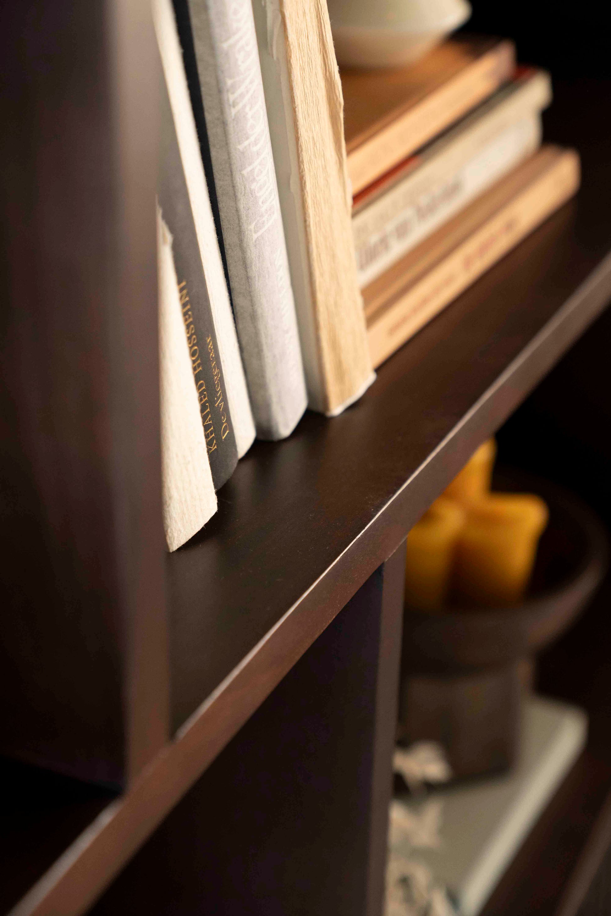 Remi Bokhylle med dører. Brunt mangotre.