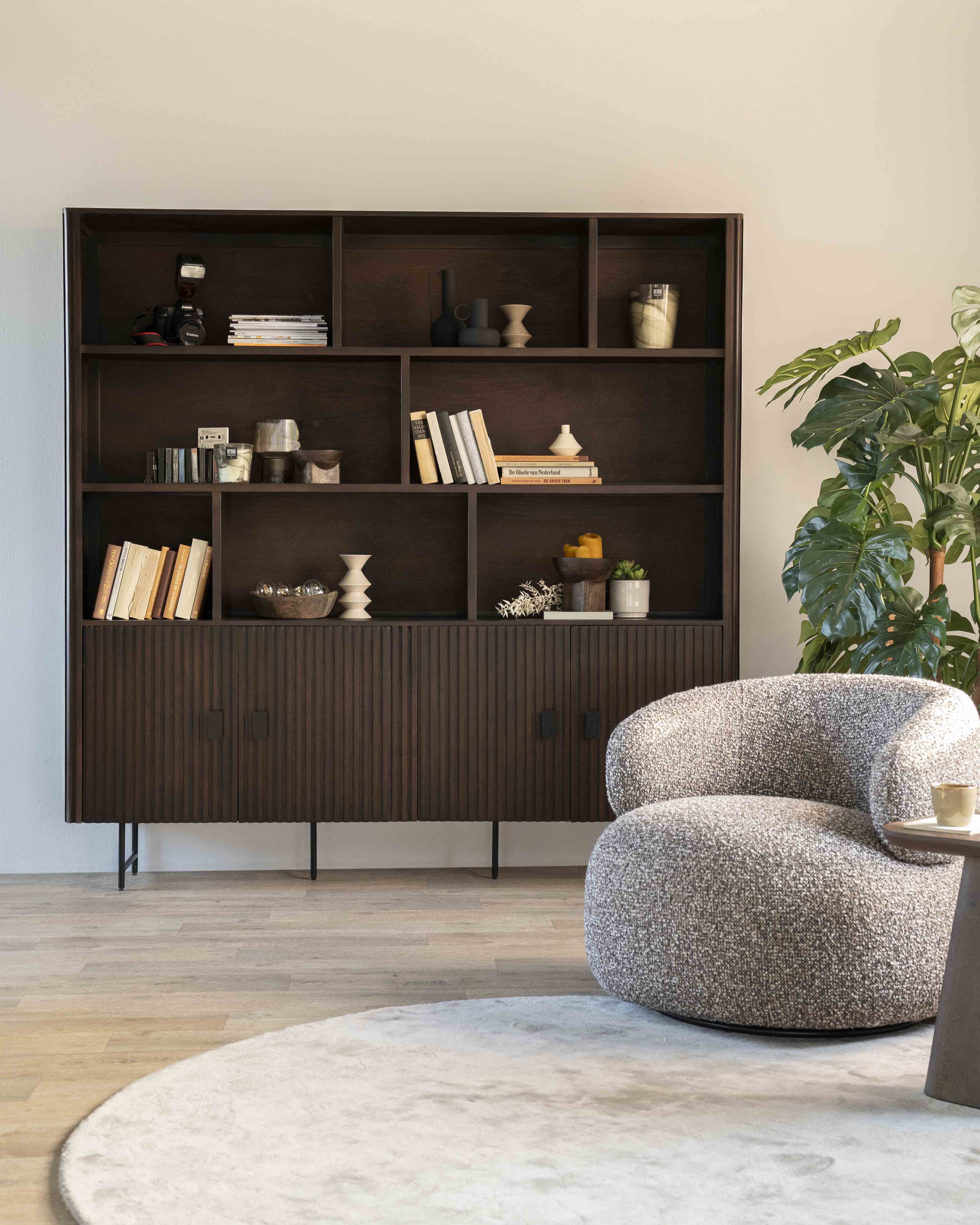 Remi Bokhylle med dører. Brunt mangotre.