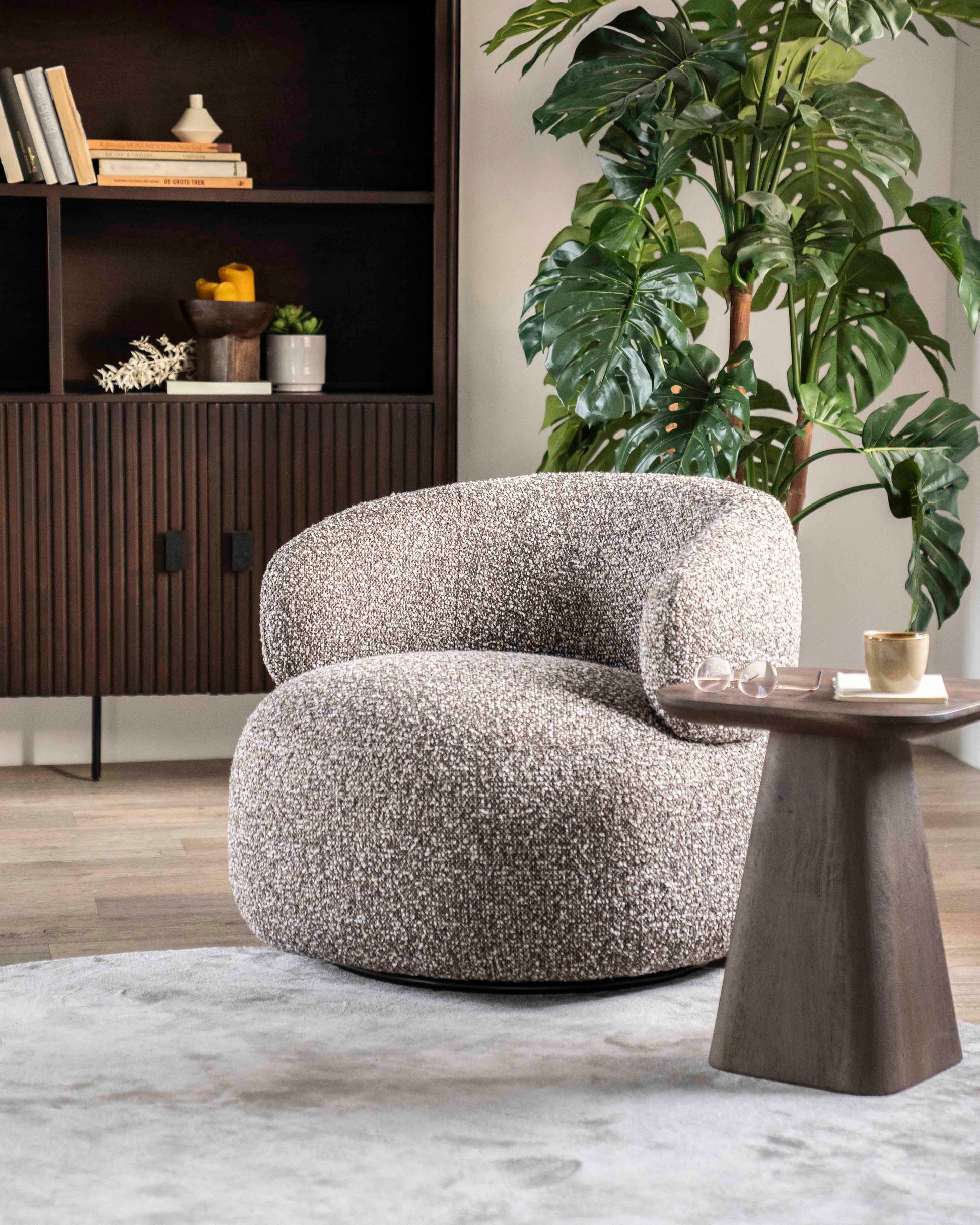 Maeve Loungestol, Taupe Maywood. Rund og myk lenestol. Lounge chair.