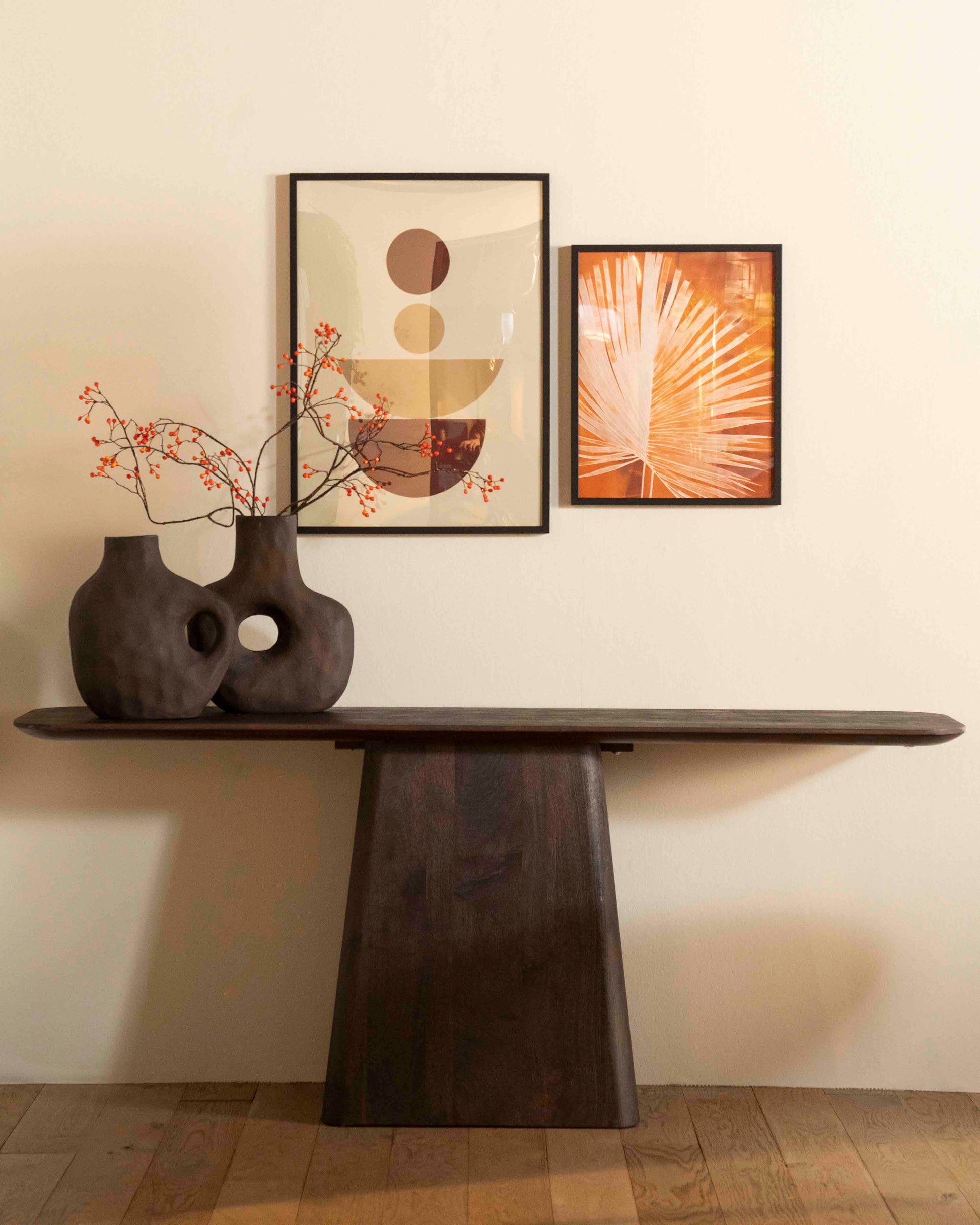 Konsollbord i mlrkebrunt mangotre. Stilrent og enkelt design