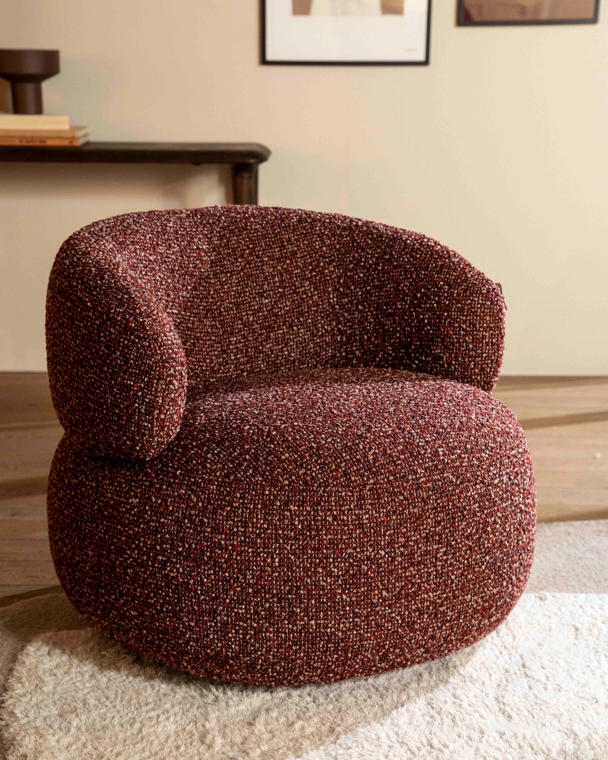 Maeve Loungestol, Red Maywood. Rustrød lenestiol. Lounge chair
