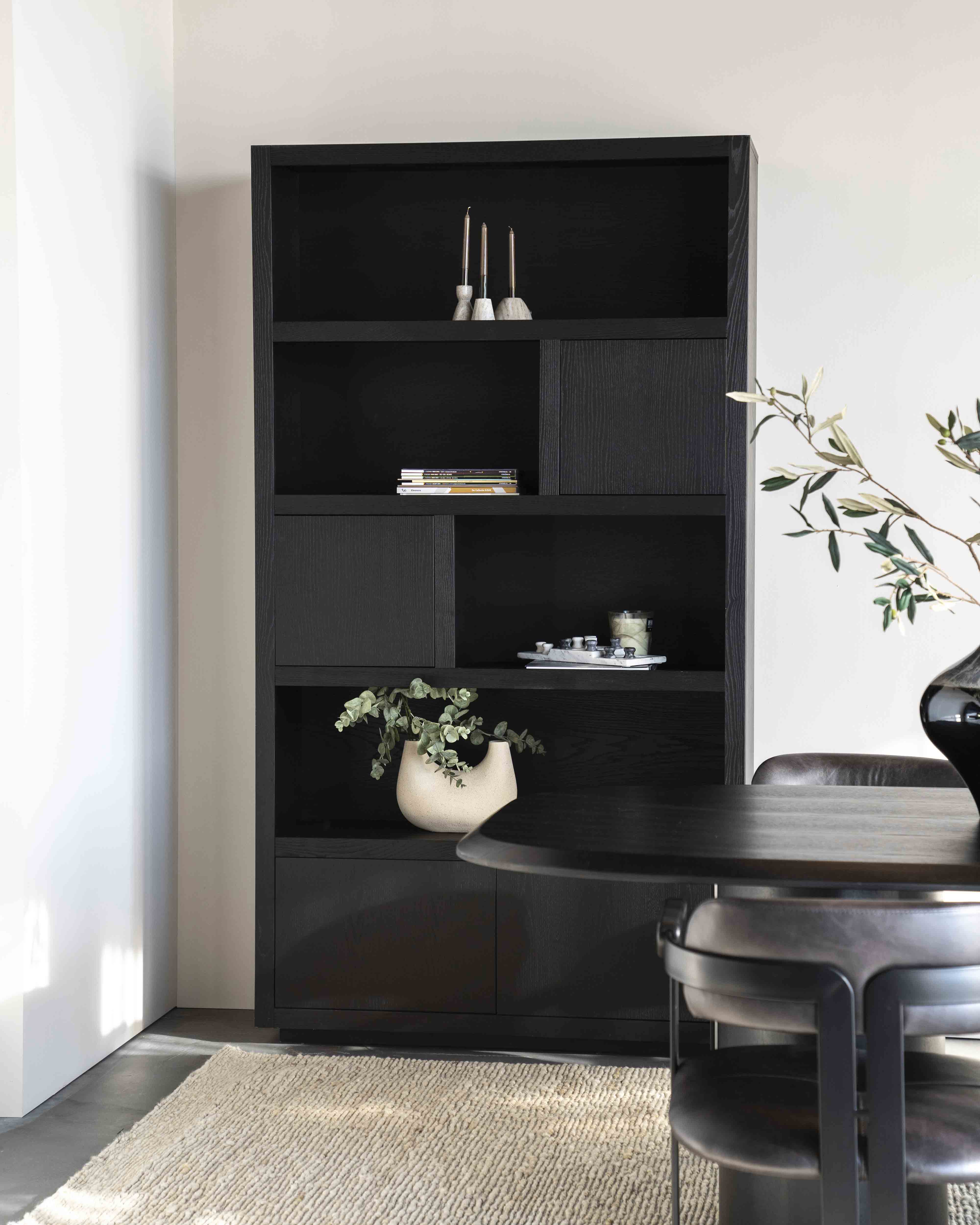 Helsinki bokhylle med dører. Svart eik.