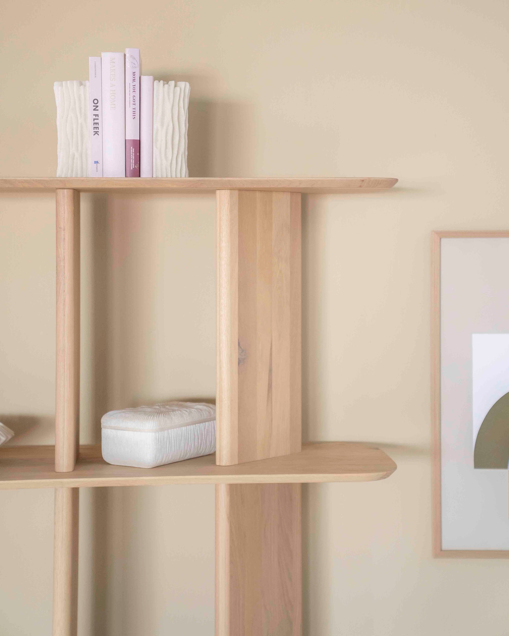 Ty bokhylle, lys eik. Detaljebilde